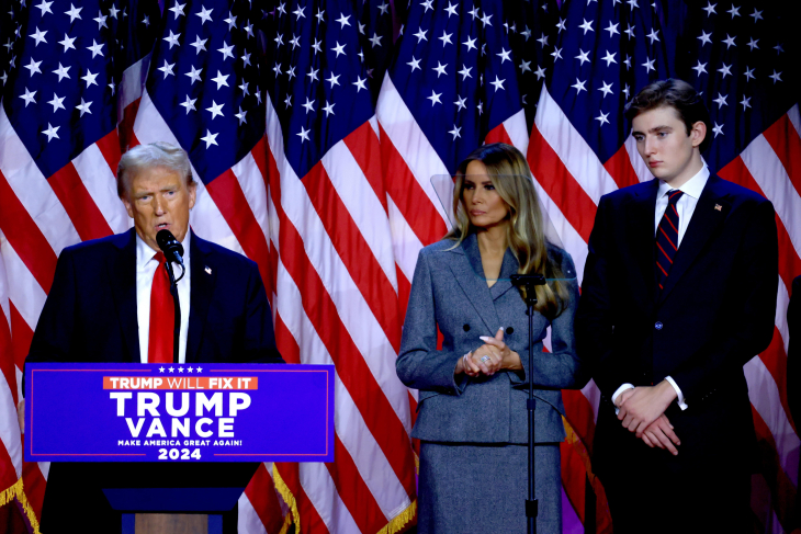 Trump y su esposa, Melania, la noche del triunfo. Les acompaña Barron, su hijo en común, que tiene 18 años. Foto: Agencia EFE