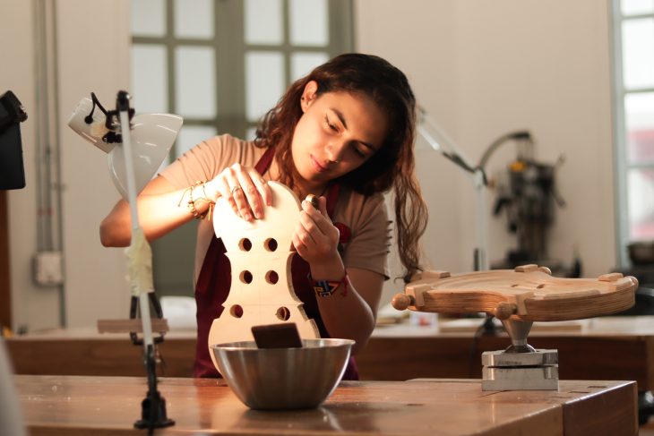 Durante seis semestres, los estudiantes del programa de lutería en el Conservatorio del Tolima elaboran violas y violines con los más altos estándares de calidad. FOTOS: CORTESÍA CONSERVATORIO DEL TOLIMA 