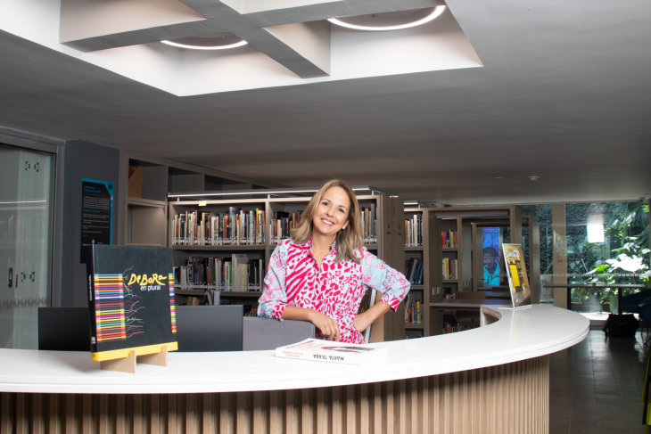 Llano exhibe con orgullo la  biblioteca enfocada en arte  que La Tertulia inauguró en  octubre. La carrera de esta  comunicadora social comenzó  en la televisión educativa y  luego viró hacia la gestión  cultural de alto nivel. Foto: Bernardo Peña. 