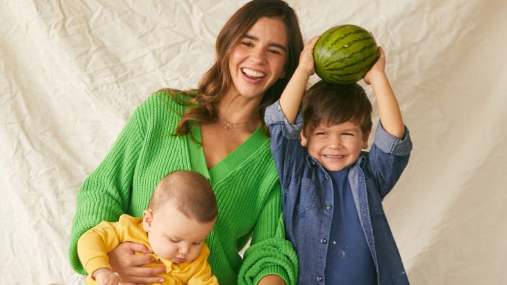 ‘Juguemos a comer’, además, viene con un recetario creado por Lina y guiado por sus chiquis donde cumple con la premisa del título: “La hora de comer también es la hora de jugar”. Foto cortesía. 