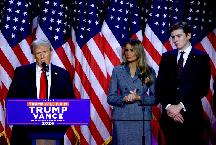 Trump y su esposa, Melania, la noche del triunfo. Les acompaña Barron, su hijo en común, que tiene 18 años. Foto: Agencia EFE